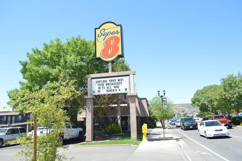 Super 8 By Wyndham St. George Ut Motel Bagian luar foto